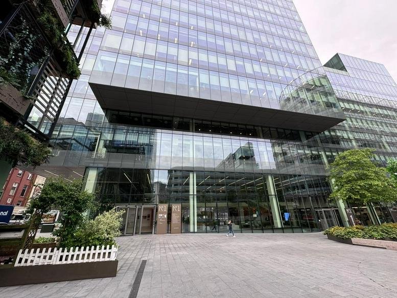 Exterior facade and main entrance of No. 1 Spinningfields showing glass architecture.