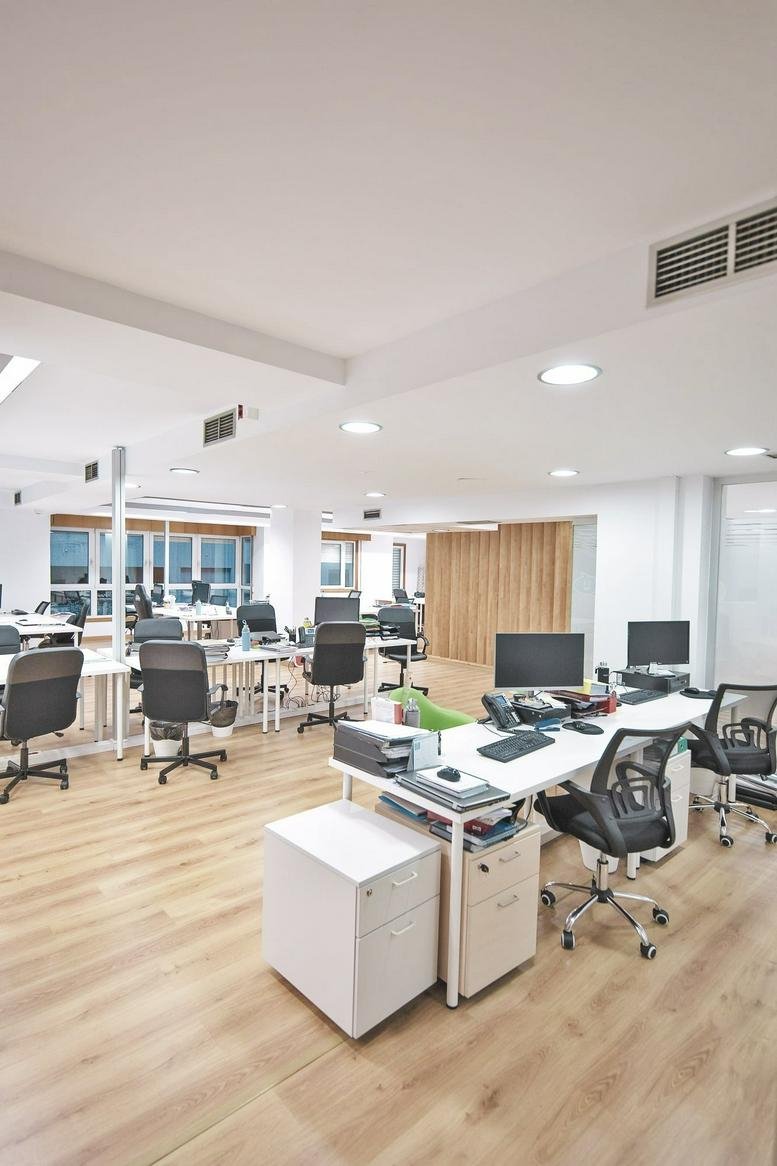 Open-plan workspace at Rúa de Oporto, 19, 1º Planta, Oficinas, Vigo with rows of desks and ergonomic chairs.