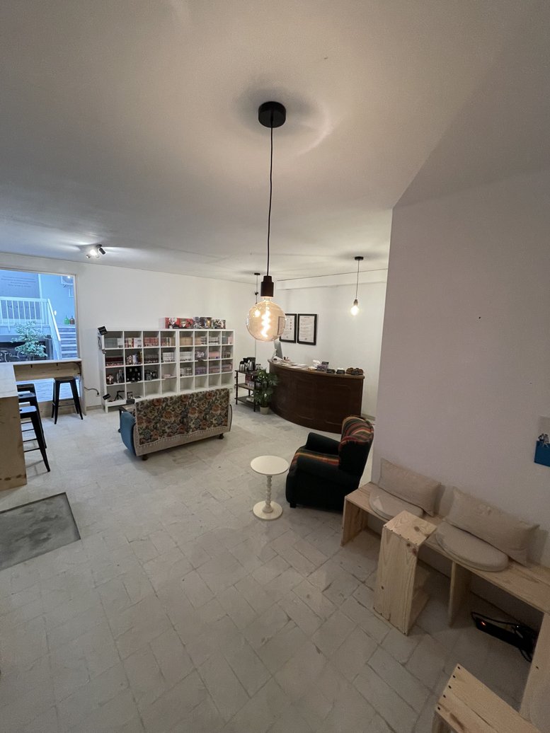Wide view of the common area at RUA DE CEDOFEITA 170, LJ2 with a bookshelf and diverse seating.