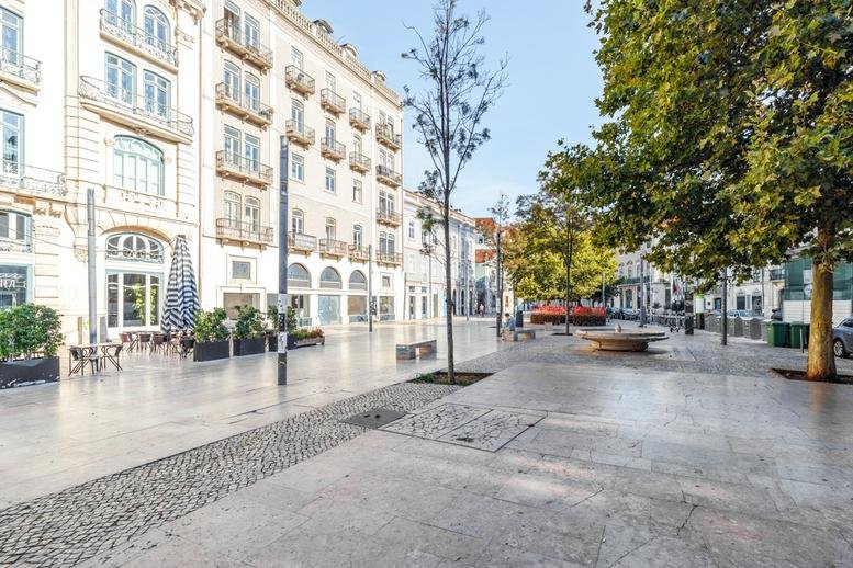 Exterior view of the white classical building at Rua Do Benformoso 227, First Floor, Lisbon.