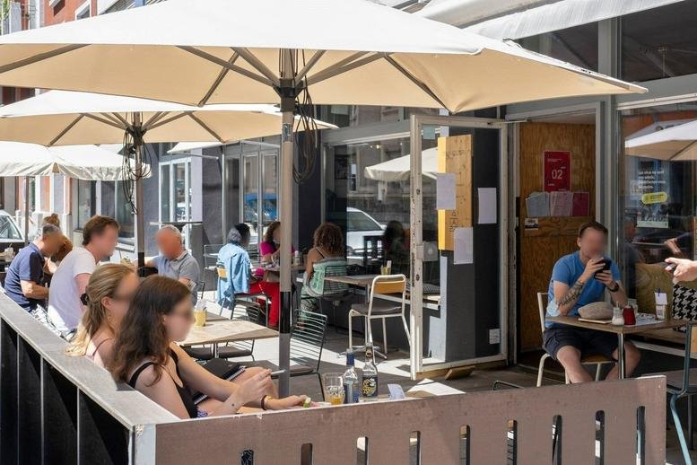 Exterior view of the sidewalk cafe and entrance at Rue des voisins 8, Geneva.