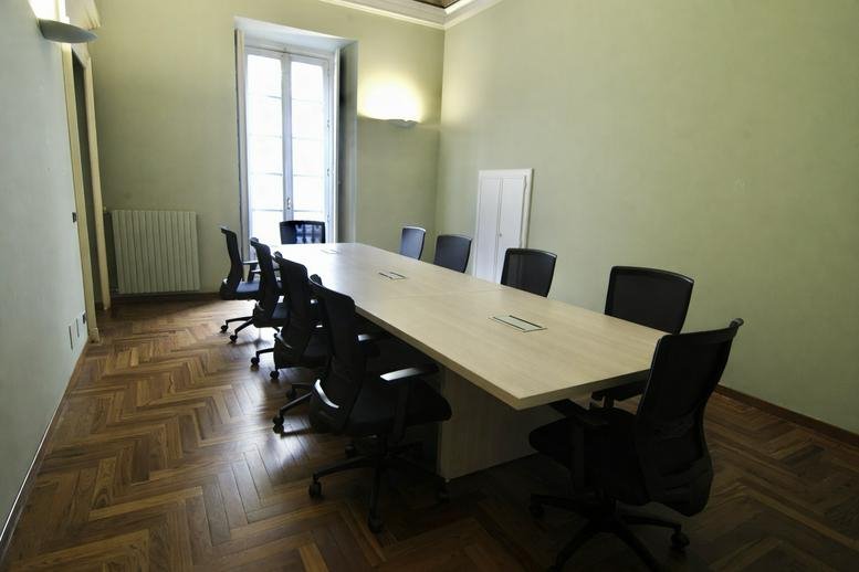 Spacious boardroom at 16 Via Vanchiglia, Borgo Vanchiglia, Turin featuring parquet floors and natural light.