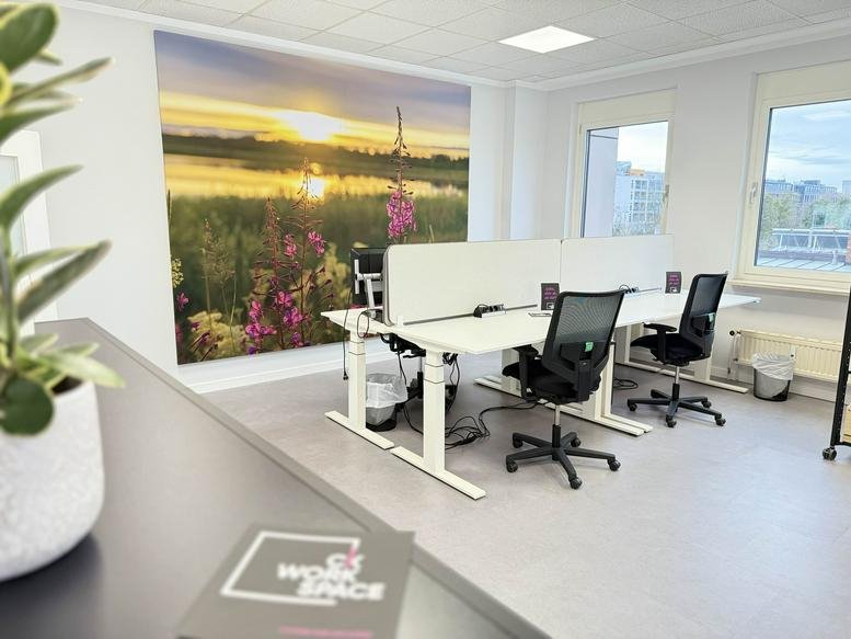 Bright workspace at CK Workspace, 40 Gröbenzeller Straße featuring sit-stand desks and a nature wall mural.