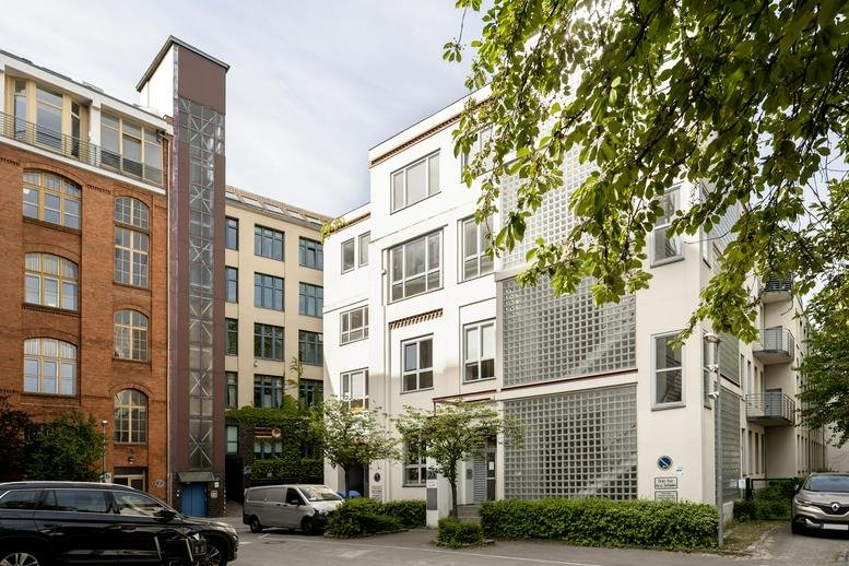 Exterior view of the white and brick building at Office Club Campus, Hauptstraße 8.