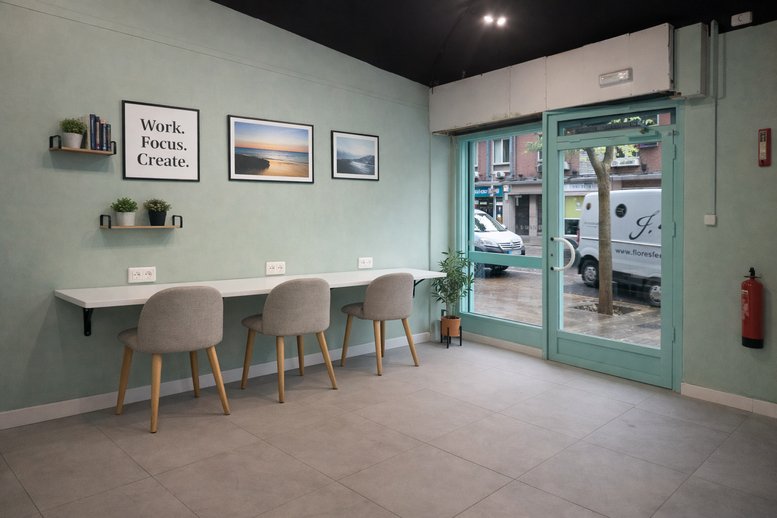 Bright coworking space at TabogaHub, C/ de l'Escultor Josep Capuz, 28, Quatre Carreres, Valencia.