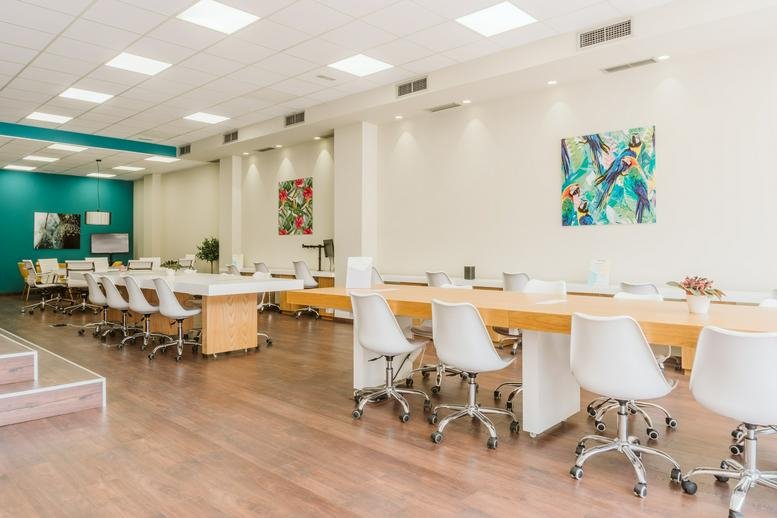Spacious open-plan office area at Urb Cancela de la Quinta, Calle Aqua Marina, 18 with modern white furniture.