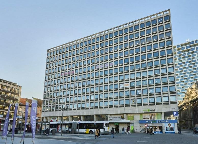 Exterior view of the large grid-facade office building at Franklin Rooseveltplaats.