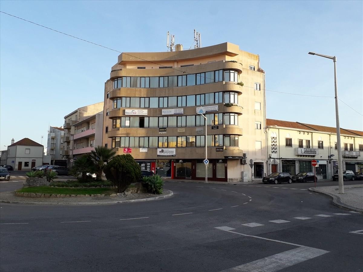 Exterior view of the curved multi-story building at R. António Conceição Bento 17, Peniche.