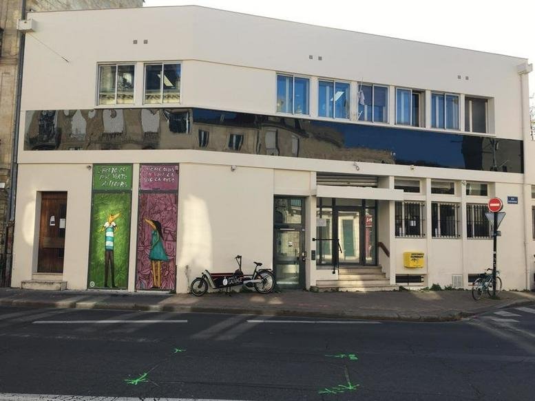 Exterior building view of the light-colored facade at 1 Cours Aristide Briand.