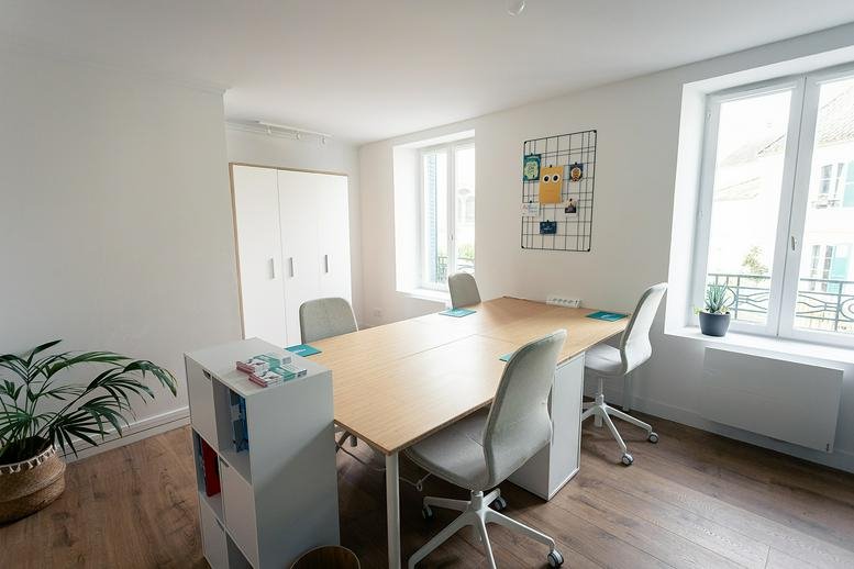 Meeting room at 1, Place de l’Abbé Clin, Orry-la-Ville, Hauts-de-France with large wooden table and natural light.
