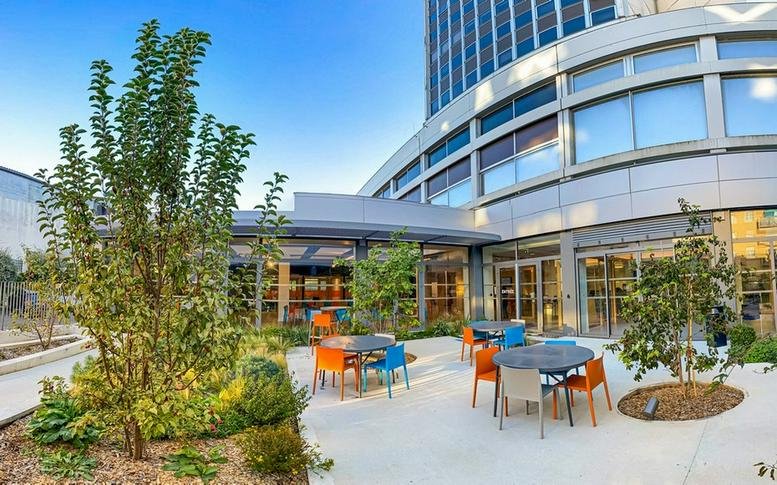 Exterior garden terrace at 10 Avenue Général Leclerc, Maréchal de France, Brive-la-Gaillarde with colorful seating.