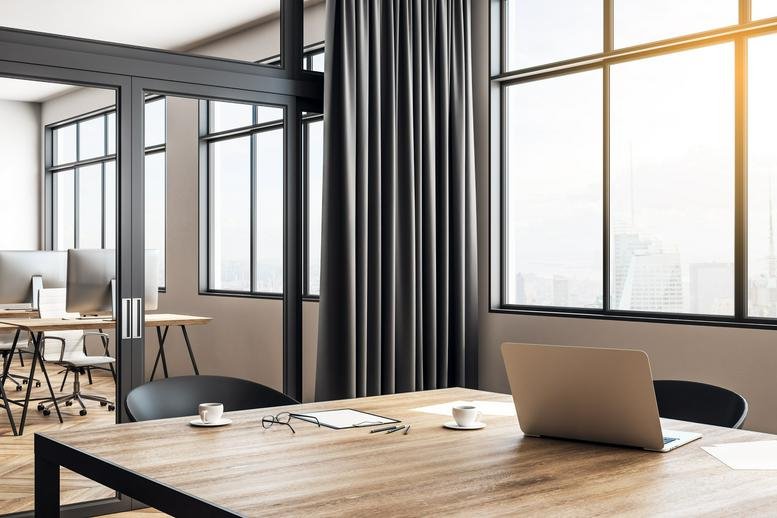 Professional meeting room at 12 rue de la Bourse with a large wooden table and bright floor-to-ceiling windows.