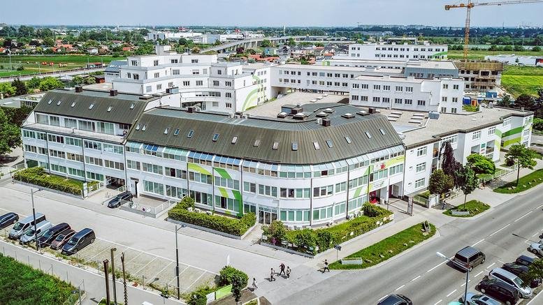 Exterior view of the white multi-story office building at 19, Hirschstettner Straße.