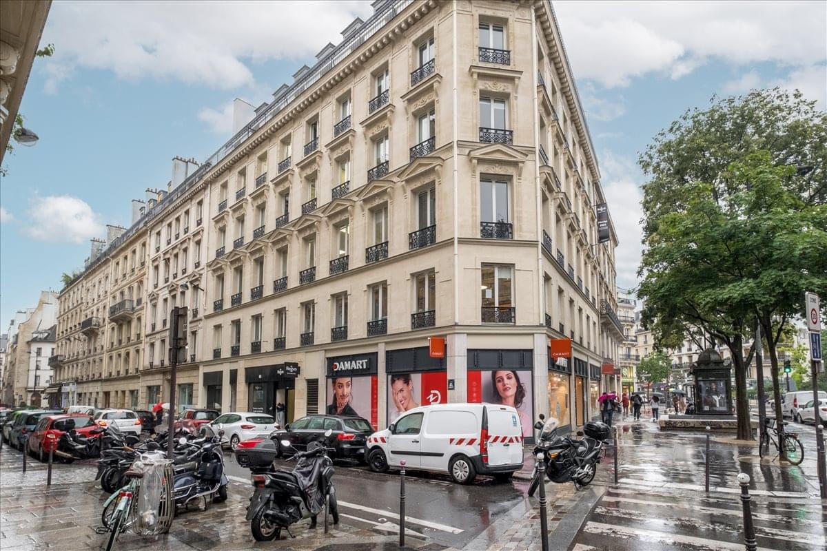 Exterior view of the classic Haussmann-style corner building at 2 Rue Jean Lantier, Paris.