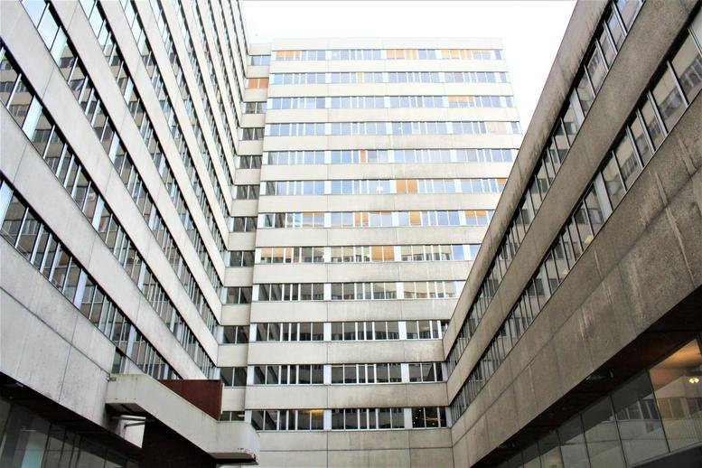 Exterior view of the multi-story concrete facade at 20 Boulevard Eugène Deruelle, Britannia.