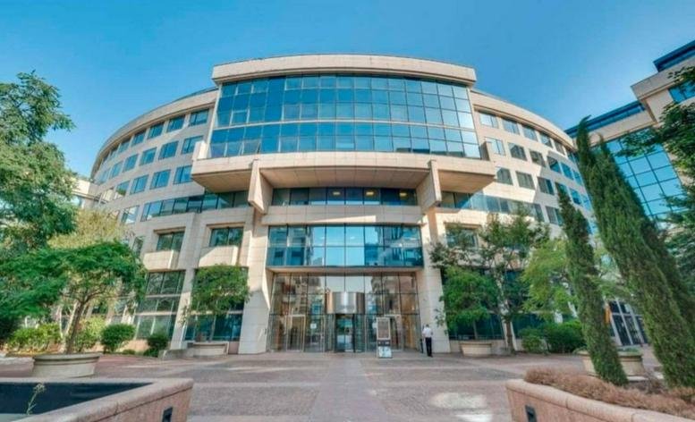 Exterior view of the curved facade at 22 Rue du Gouverneur Général Éboué, Issy-Les-Moulineaux.