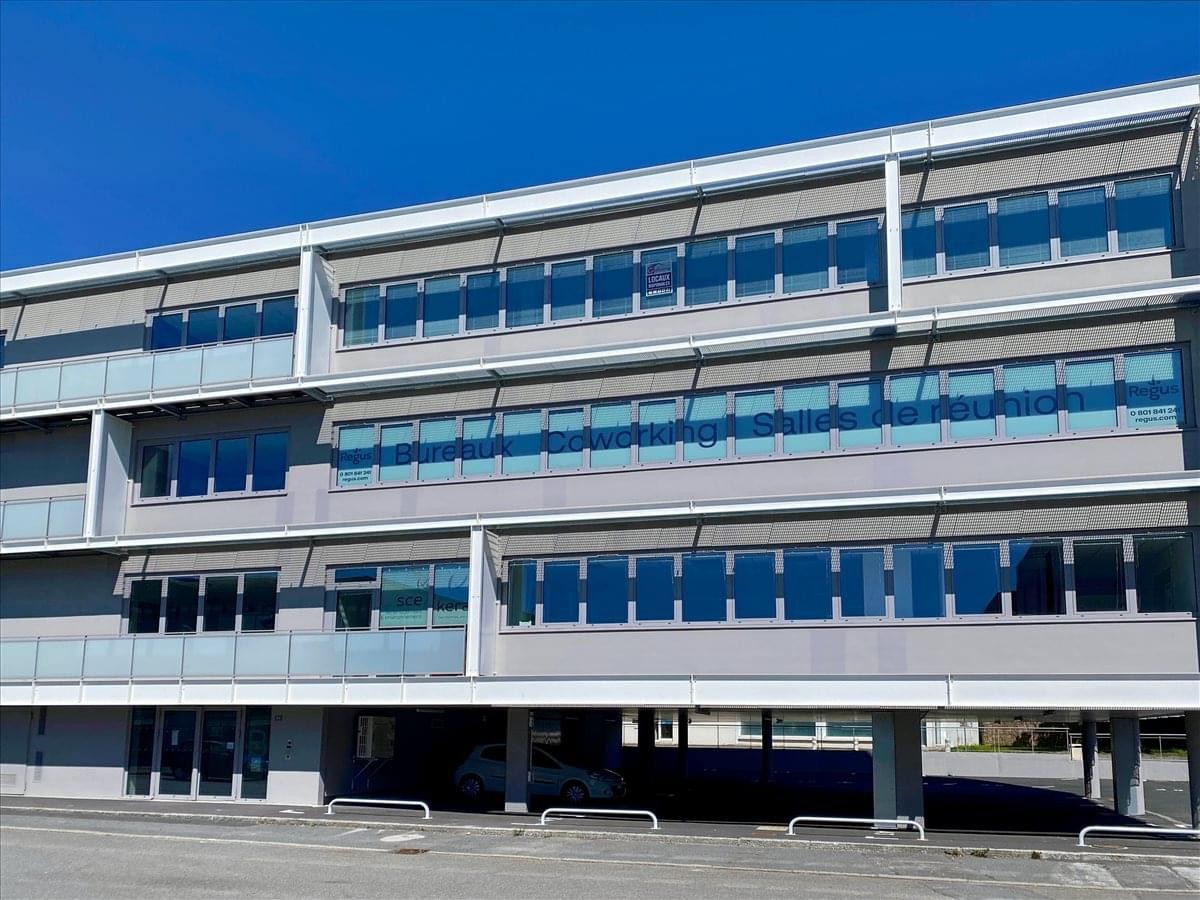 Exterior view of the modern grey and white building at 29 Rue Amiral Troude.