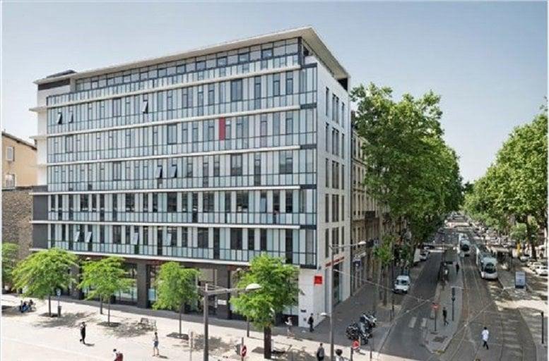 Exterior view of the glass-facade building at 3 Cours Charlemagne, Impasse de La Ravoire 74370.