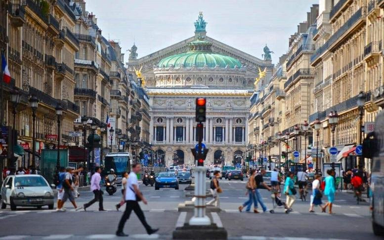 Exterior view of the historic building at 32 Avenue de l’Opéra, Paris with the Palais Garnier in the background.