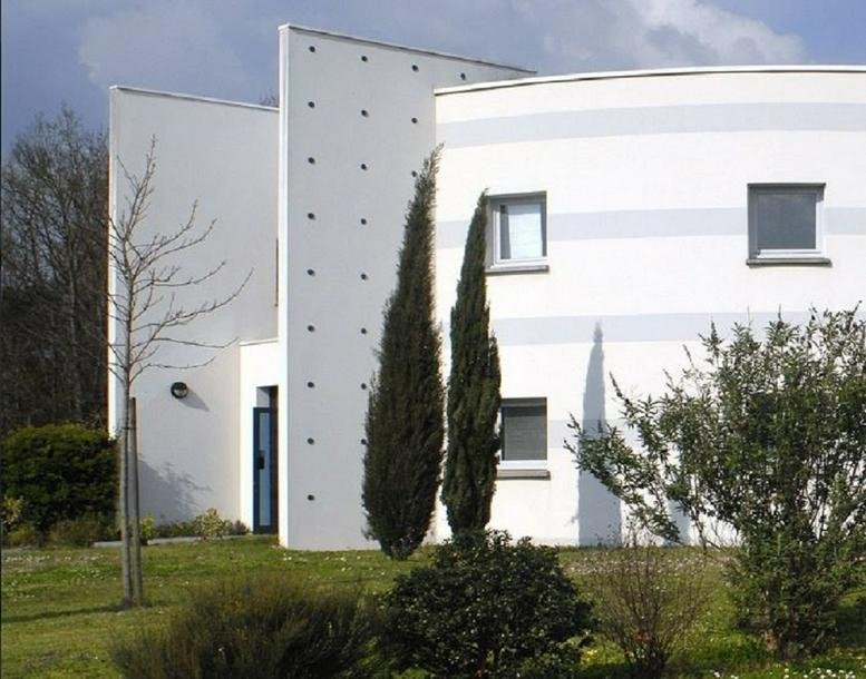 Exterior view of the white modern building facade at 39 Rue des Granges Galand.