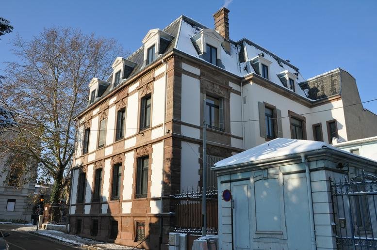 Exterior view of the classic stone and white facade at 4 Rue des Bonnes Gens, Mulhouse.