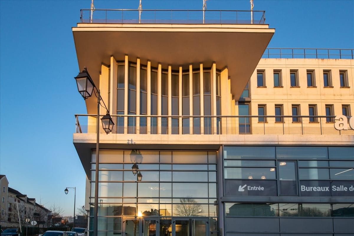 Exterior view of the modern facade at 44 Rue Jean Mermoz, Maisons-Laffitte, Yvelines.