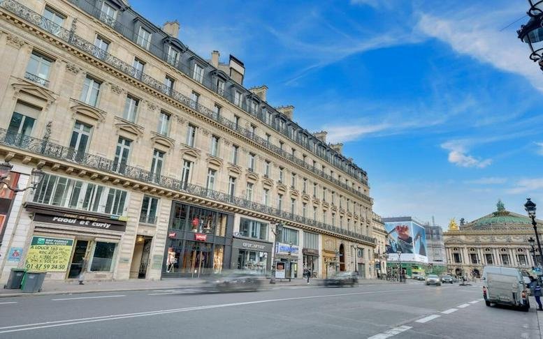 Exterior view of the classic Haussmann-style building at 47 avenue de l’Opéra, Paris.