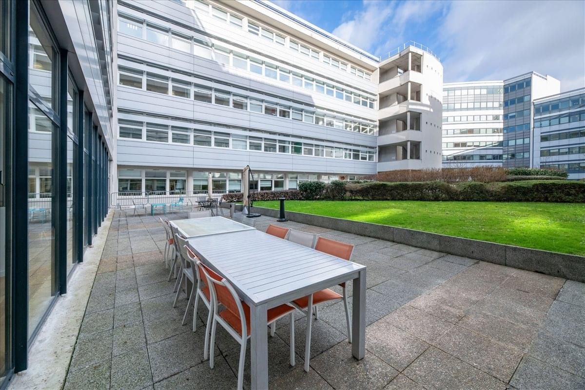 Exterior view of the white facade and outdoor terrace at 5 avenue Carnot, Massy (91), Essonne.