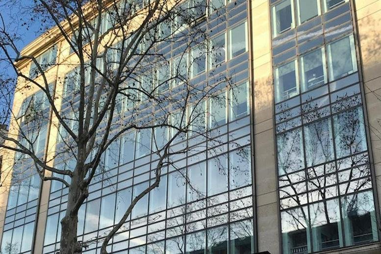 Exterior view of the glass-facade building at 58-60 avenue de la Grande Armée, Paris.