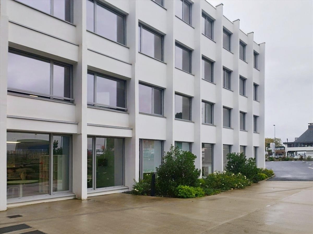 Exterior view of the white multi-story office building at 6 Rue Du Danemark, Carquefou.