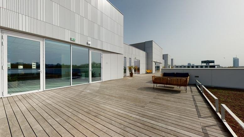 Spacious wooden roof terrace at 77 Boulevard De Stalingrad, Villeurbanne with modern exterior cladding.