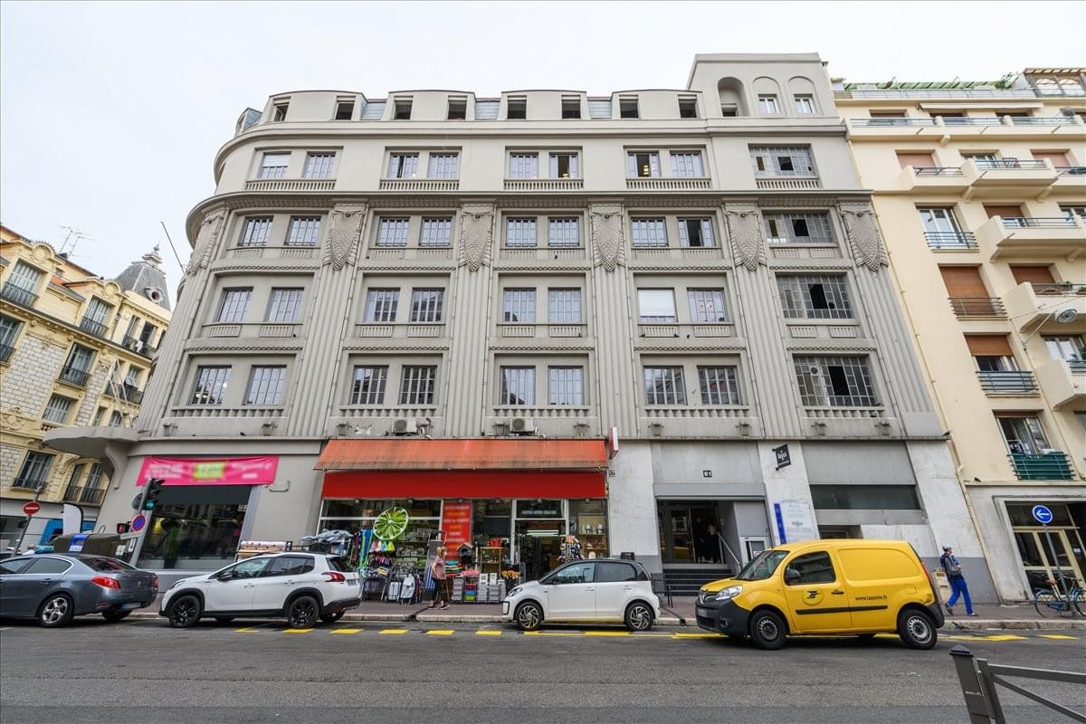 Exterior view of the classic stone facade building at 81 rue de France, 3rd floor, Nice.