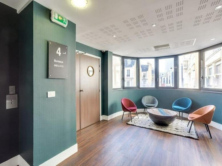 Bright reception area with teal walls and colourful lounge chairs at 9 boulevard Gouvion Saint-Cyr.