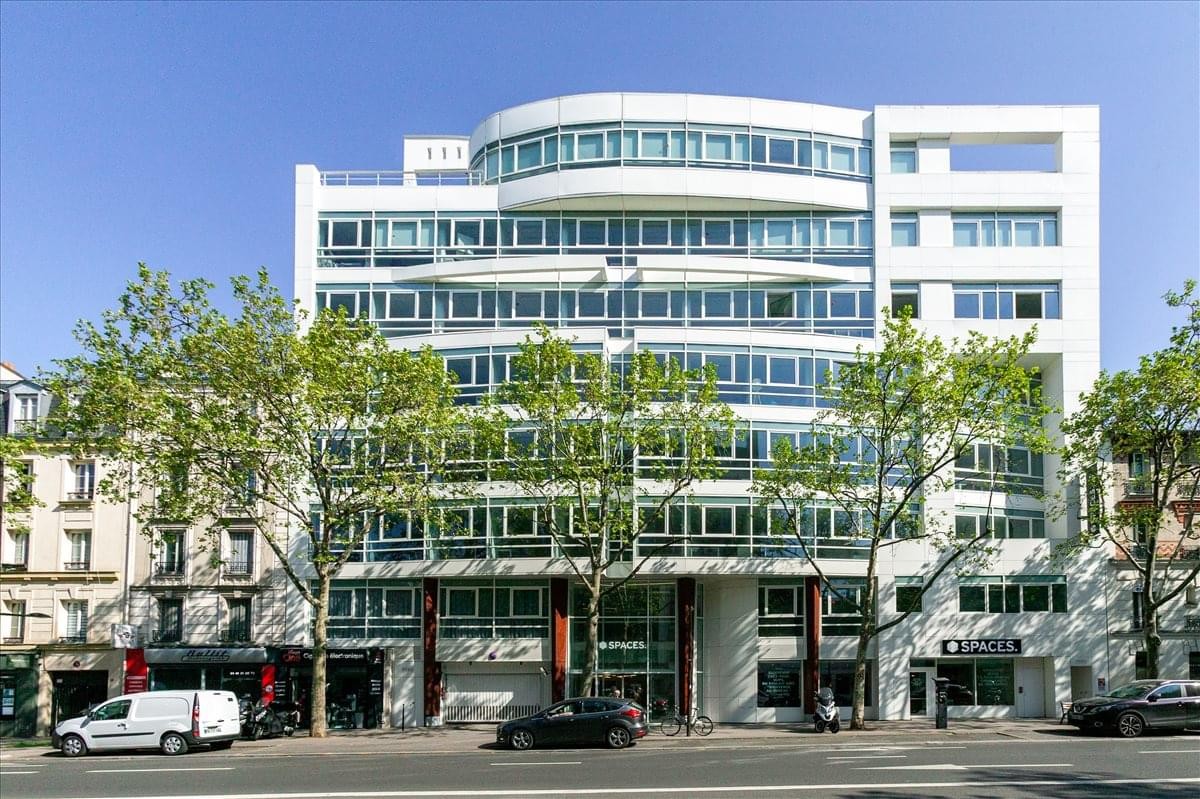 Exterior view of the contemporary white facade at 90-92 Route de la Reine, Boulogne-Billancourt.