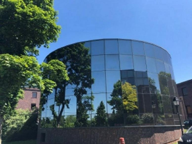 Exterior view of the curved glass-facade building at 99 rue Pereire, Saint-Germain-en-Laye, Yvelines.
