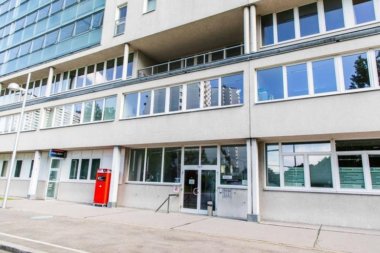 Exterior view of the multi-story office building at Antonbaumgartnerstraße 125.