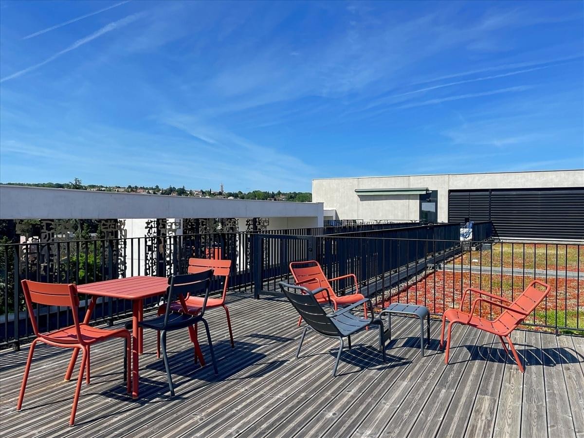 Sunny rooftop deck at Avenue Pierre-George Latecoère, Ramonville, Haute-Garonne.