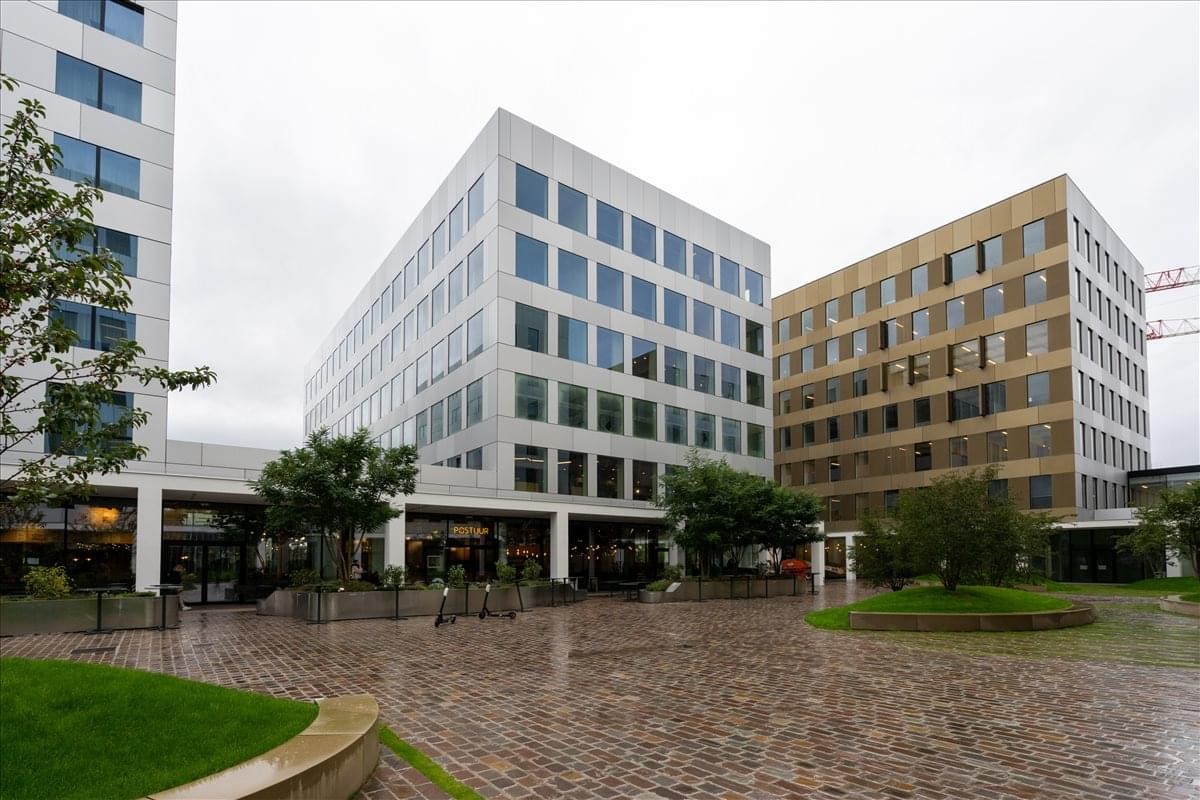 Exterior view of the multi-story office complex at Borsbeeksebrug 34.