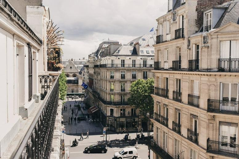 Exterior view of the classic Parisian facade at Morning Caire, 4 Rue du Caire.