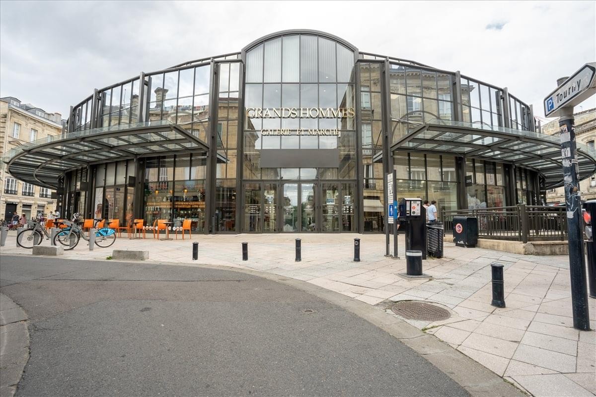 Exterior glass facade of the Centre Les Grands Hommes building at Place des Grands Hommes.