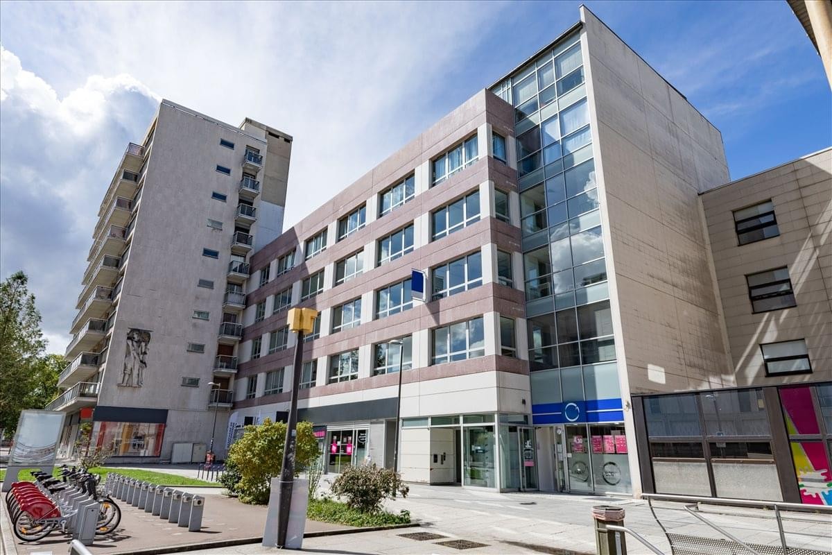 Exterior view of the contemporary facade at HQ JEANNE D’ARC, 7bis rue Jeanne d’Arc Rouen.