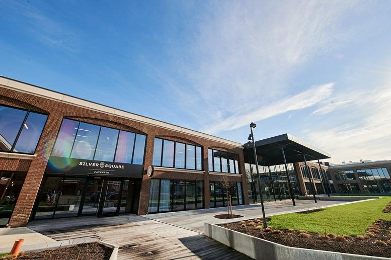 Exterior view of the brick facade and glass entrance at Ikaroslaan 1, Zaventem, Diegem.