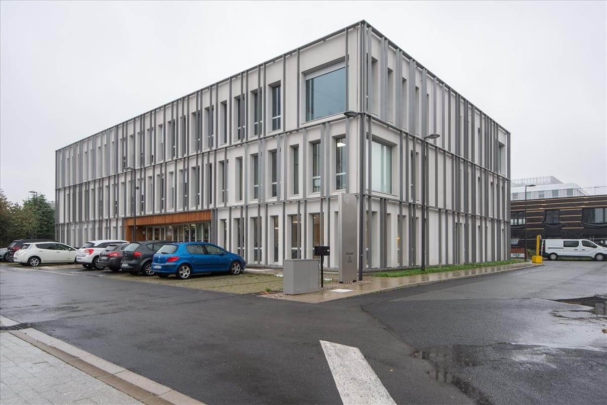 Exterior view of the modern grey and glass facade of Le neo 2, batiment A.