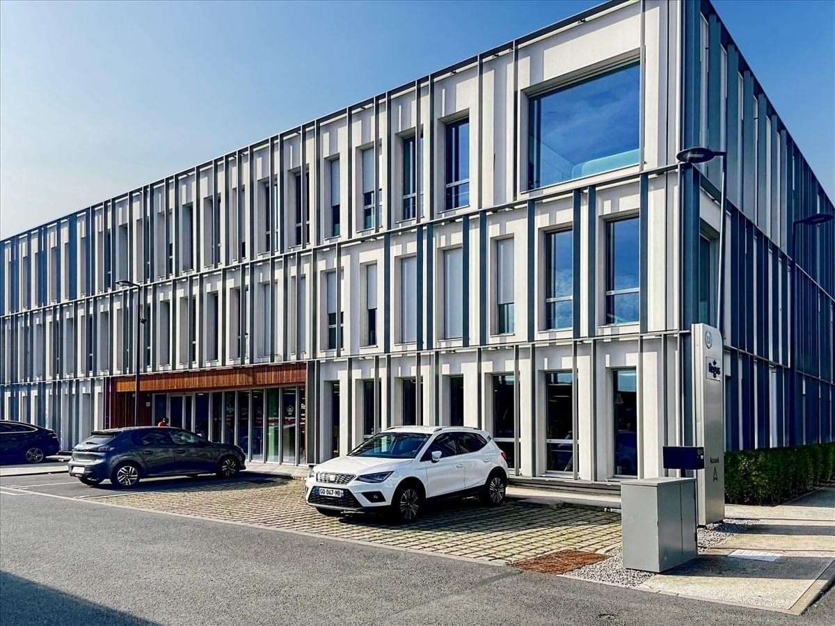 Modern exterior view of Le neo 2, batiment A, 12 rue Denis Papin, with its distinct vertical facade.