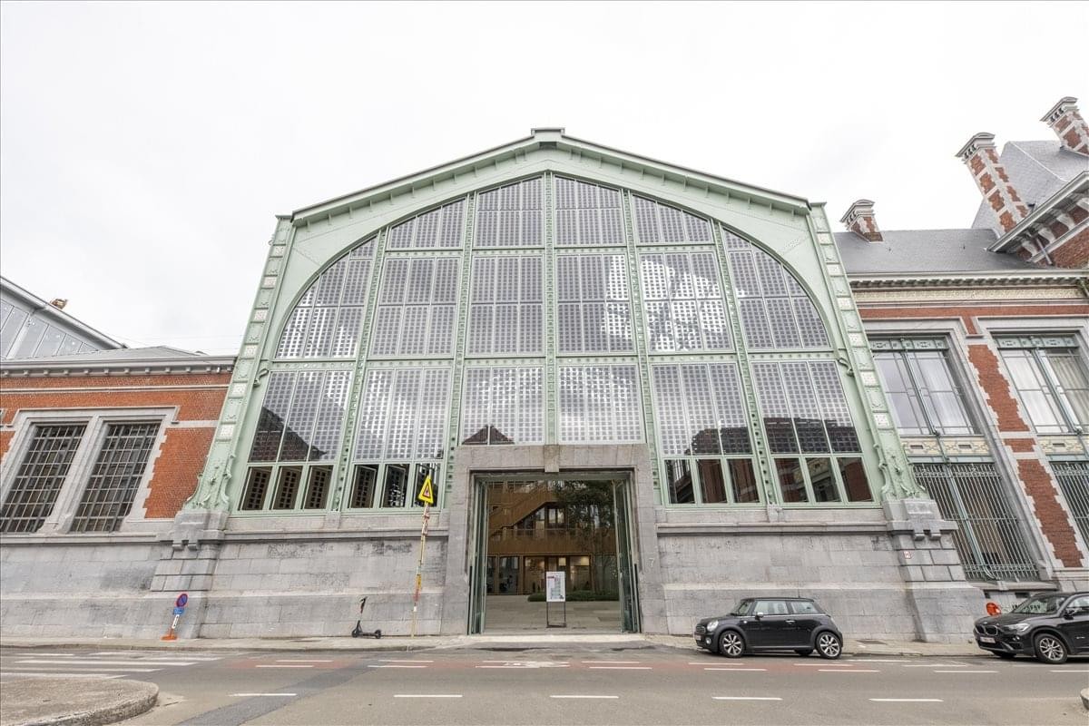 Grand glass facade and stone entrance of the Rue Picard 7, Box 100 building.