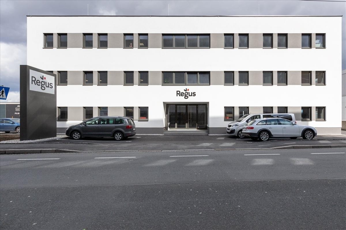 Exterior view of the modern white office building at Siezenheimerstrasse 35, Salzburg.