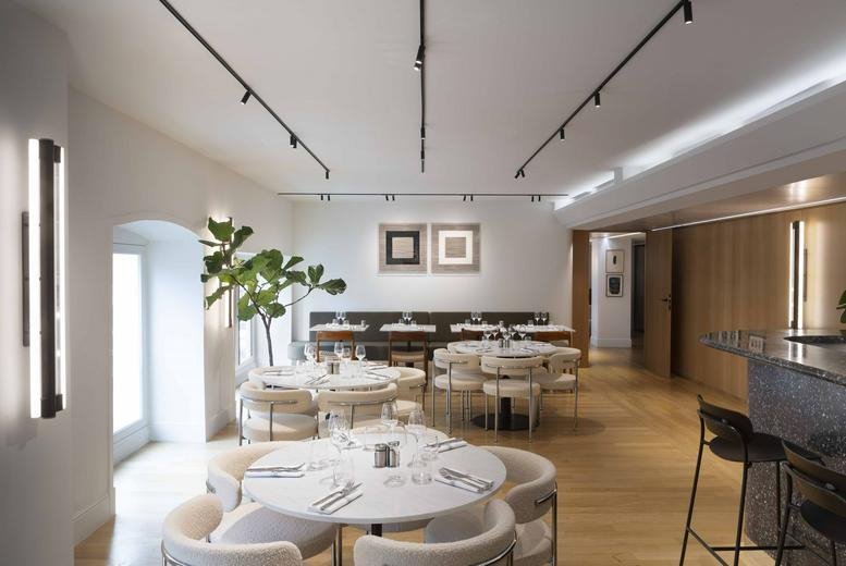 Spacious dining and lounge area at 21 Rue de la Paix, Place Vendôme, Opéra Garnier, Paris.