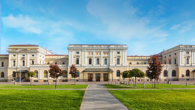 Exterior view of the historic building at Plac jana nowaka jeziorańskiego 3.
