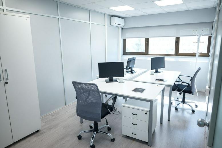 Private white office suite at Poligono Industrial Las Mercedes,3, Calle de Campezo.