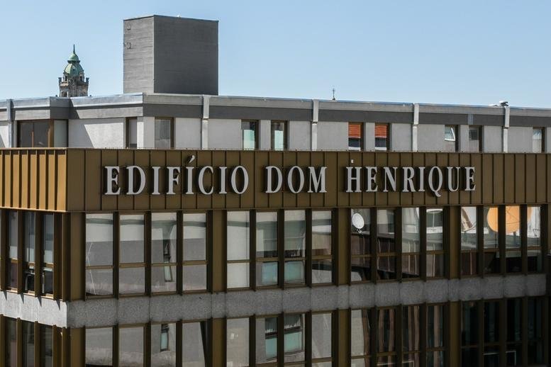 Exterior facade of the Edifício Dom Henrique at Rua do Bolhão 221B with bronze-framed windows.